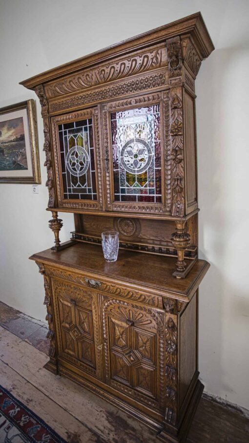 Unoreousing cabinet with stained glass