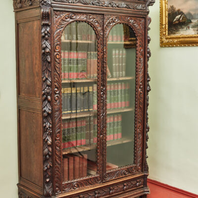 Eine unangemessene Eichenbibliothek reichlich geschnitzt
