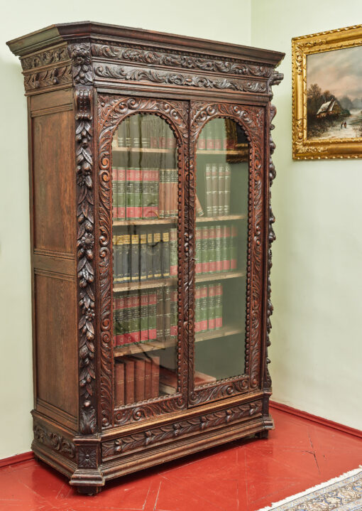 Eine unangemessene Eichenbibliothek reichlich geschnitzt