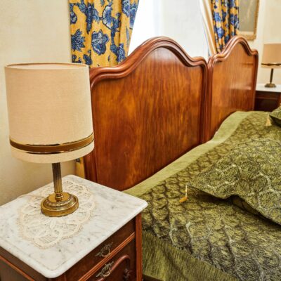 Vintage table lamps to the bedside table