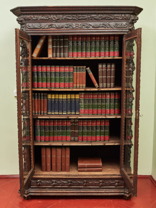 Eine unangemessene Eichenbibliothek reichlich geschnitzt – Bild 4