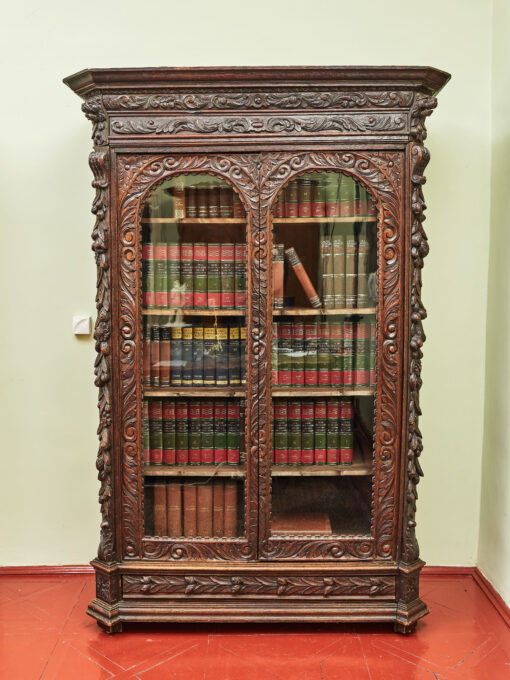 Eine unangemessene Eichenbibliothek reichlich geschnitzt – Bild 3