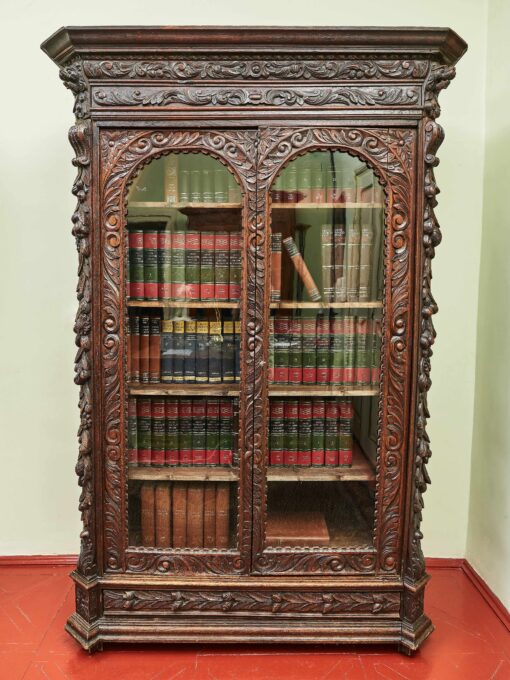 Eine unangemessene Eichenbibliothek reichlich geschnitzt – Bild 11