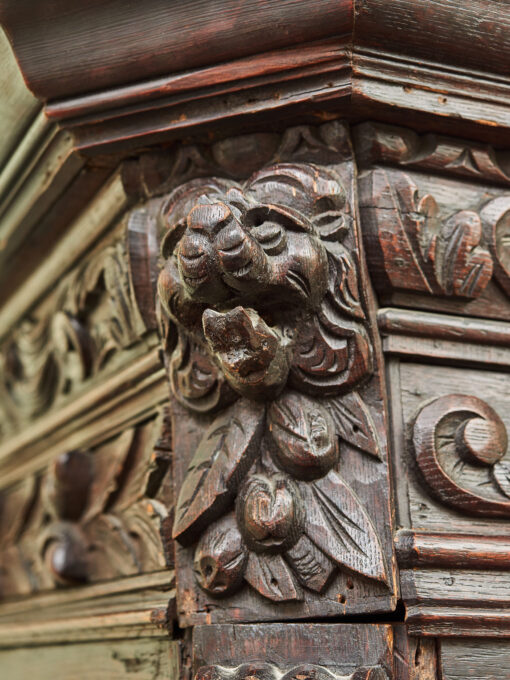 Eine unangemessene Eichenbibliothek reichlich geschnitzt – Bild 8