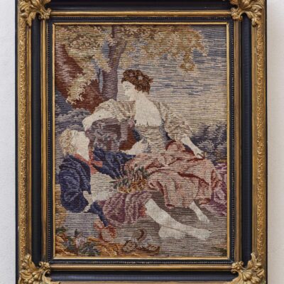 Ručně tkaný gobelín s romantickou scénou v zlaceném rámu 90 × 72,5 cm