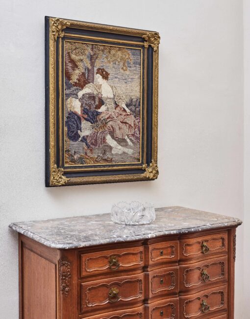 Ručně tkaný gobelín s romantickou scénou v zlaceném rámu 90 × 72,5 cm – Bild 2