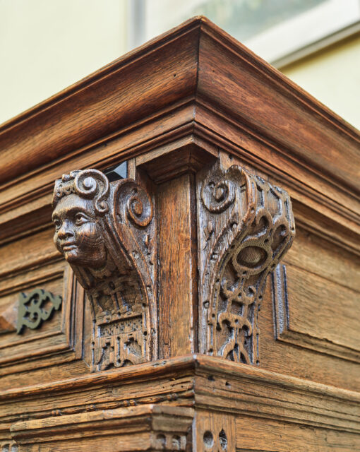 Flemish Renaissance Cabin of oak with rich carving - Image 2
