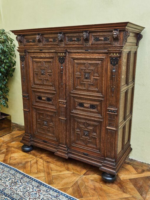 Flemish Renaissance Cabin of oak with rich carving - Image 12