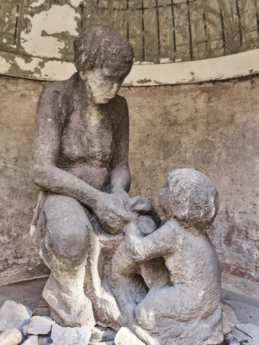 Obří pískovcové sousoší „Matka s dítětem” z období první republiky, um 1930 – Bild 18