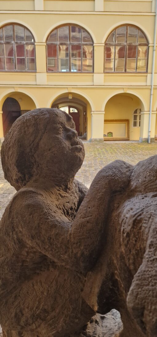 Obří pískovcové sousoší „Matka s dítětem” z období první republiky, um 1930 – Bild 15