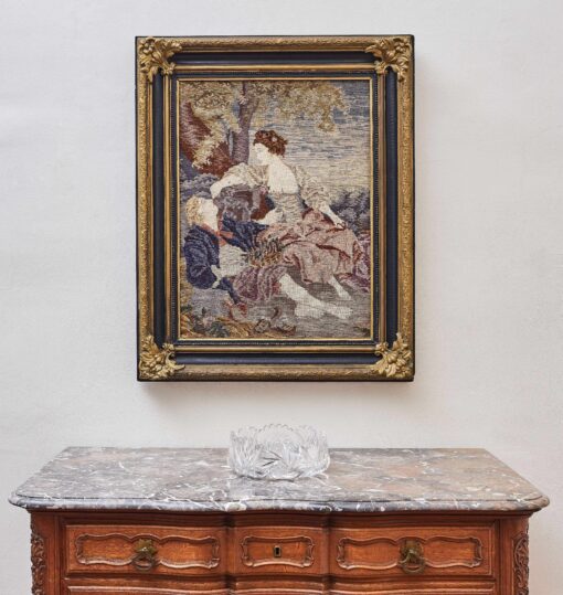 Ručně tkaný gobelín s romantickou scénou v zlaceném rámu 90 × 72,5 cm – Bild 3