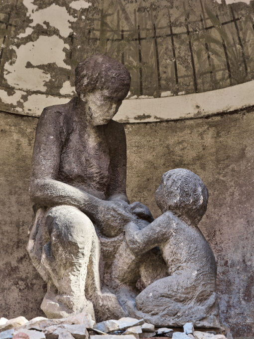 Obří pískovcové sousoší „Matka s dítětem” z období první republiky, um 1930 – Bild 2