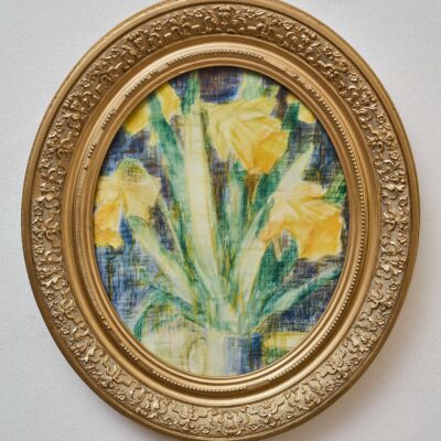 Ein zeitloses Gemälde mit dem Motiv gelber Narzissen in einem ovalen Rahmen