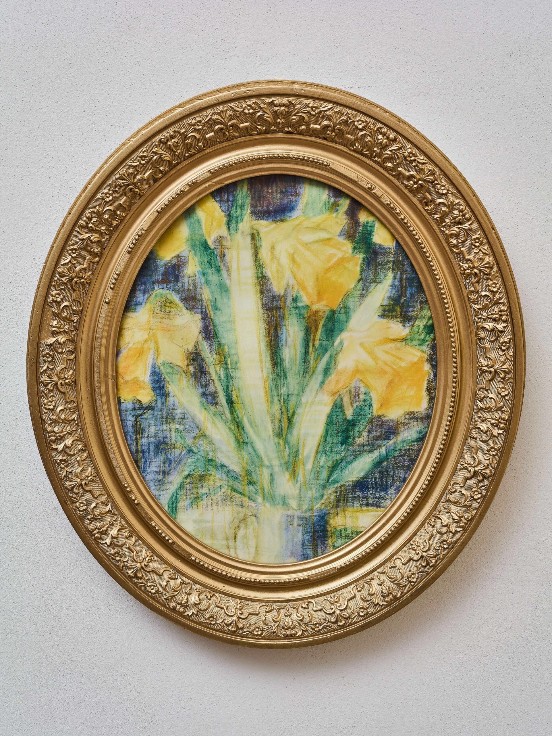 Ein zeitloses Gemälde mit dem Motiv gelber Narzissen in einem ovalen Rahmen