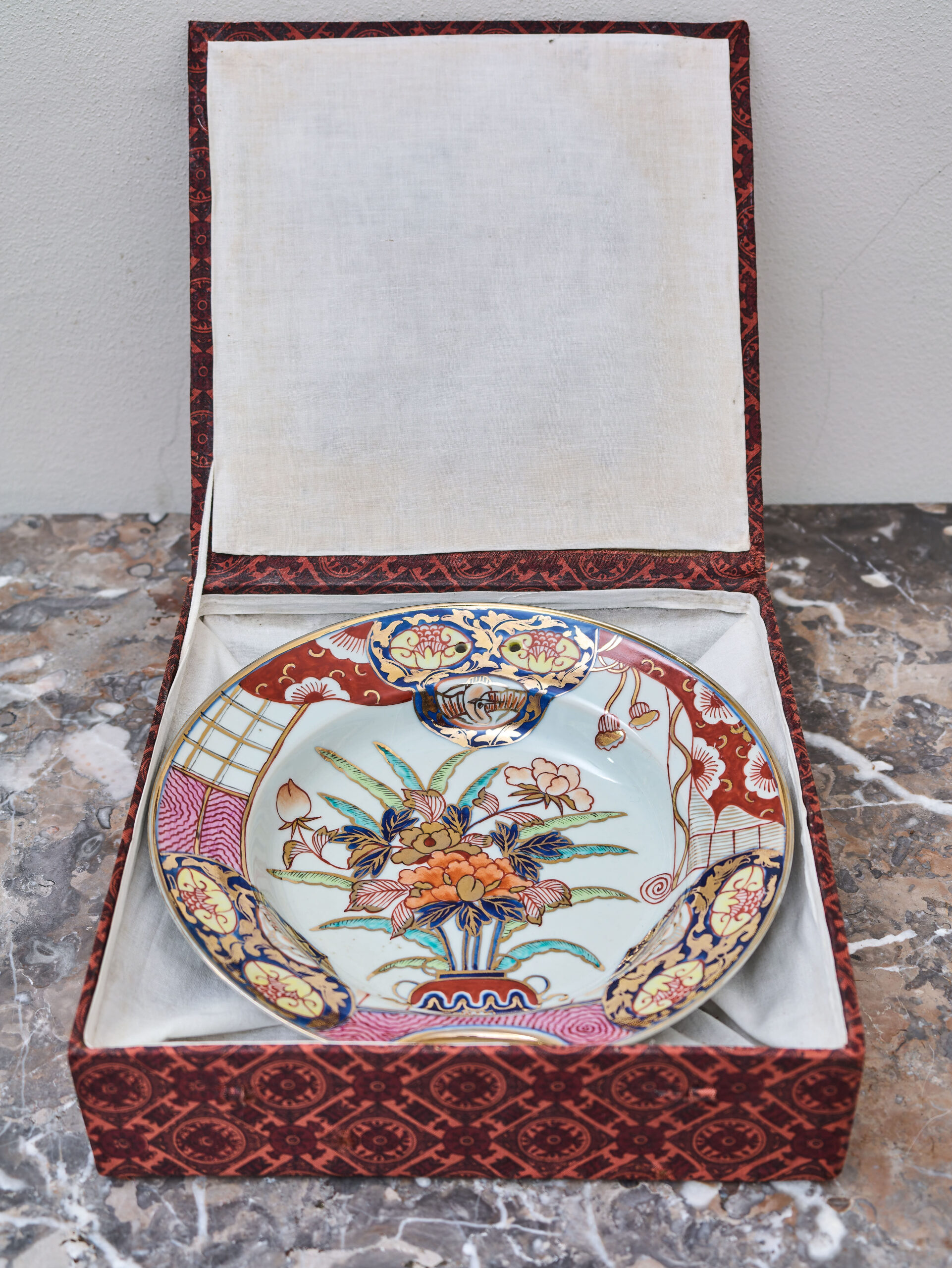 Rasierteller aus japanischem Imari-Porzellan in einer Geschenkbox