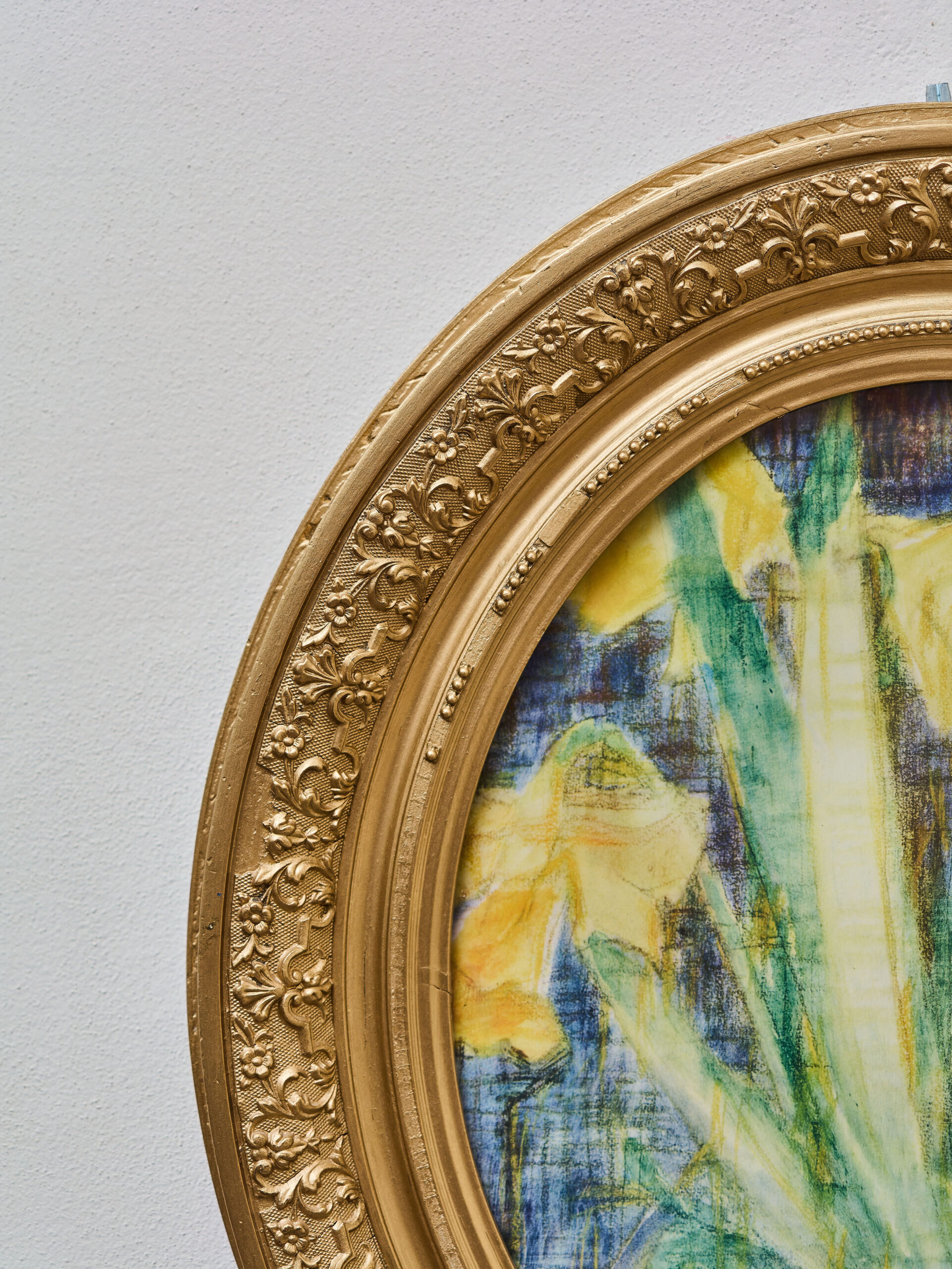 Ein zeitloses Gemälde mit dem Motiv gelber Narzissen in einem ovalen Rahmen – Bild 7