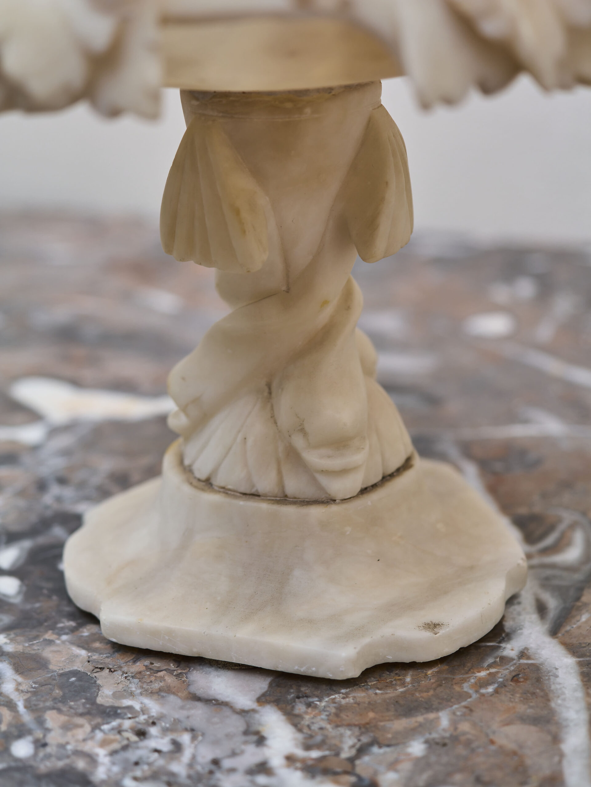 Alabasterhocker – Bild 3