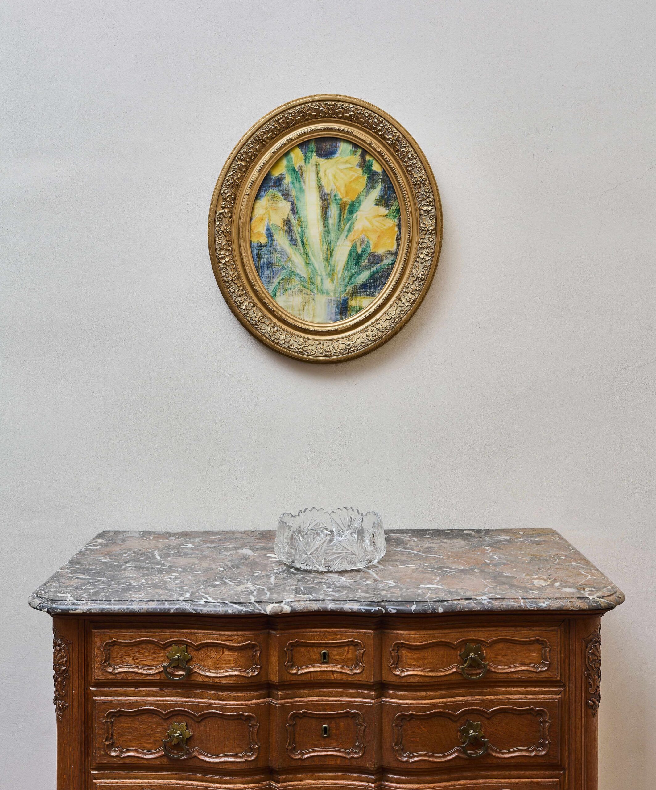 Ein zeitloses Gemälde mit dem Motiv gelber Narzissen in einem ovalen Rahmen – Bild 4