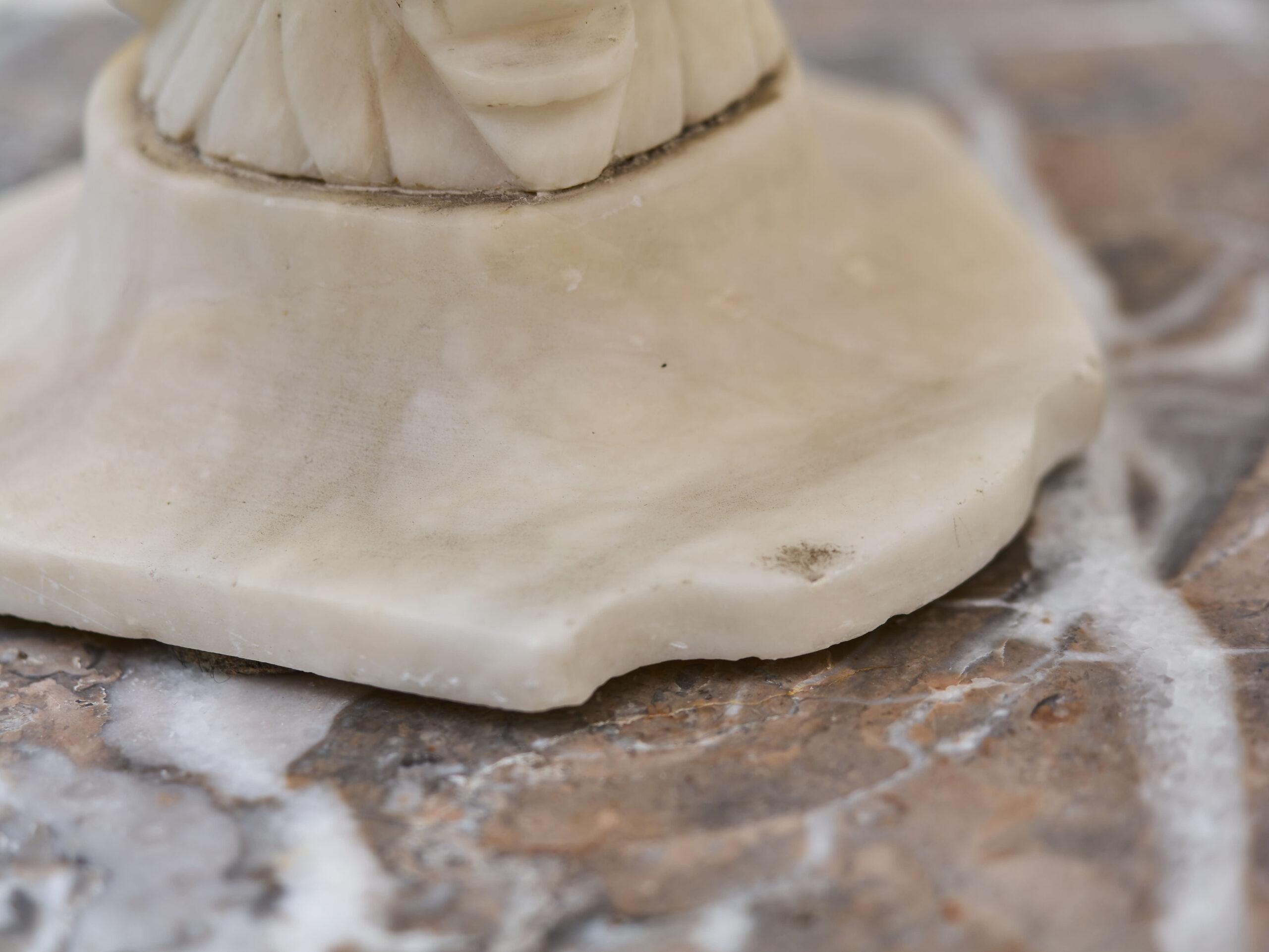 Alabasterhocker – Bild 2