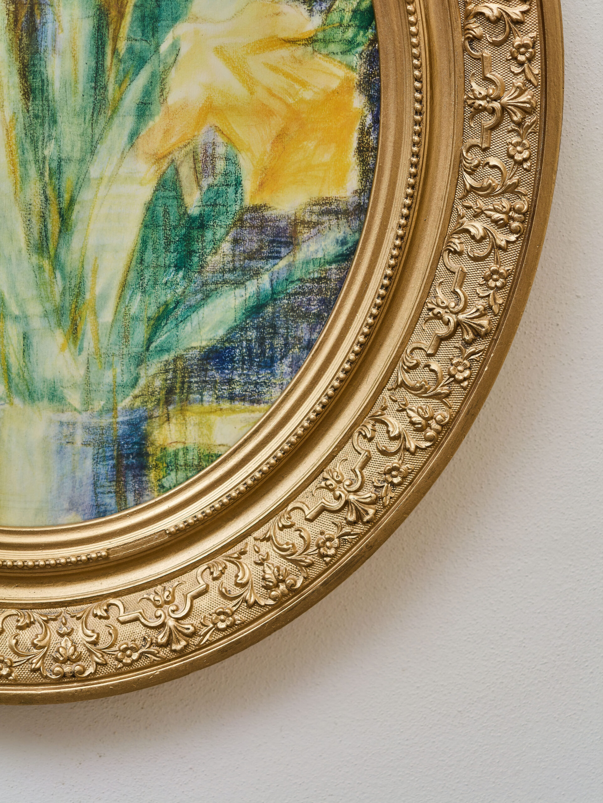 Ein zeitloses Gemälde mit dem Motiv gelber Narzissen in einem ovalen Rahmen – Bild 3